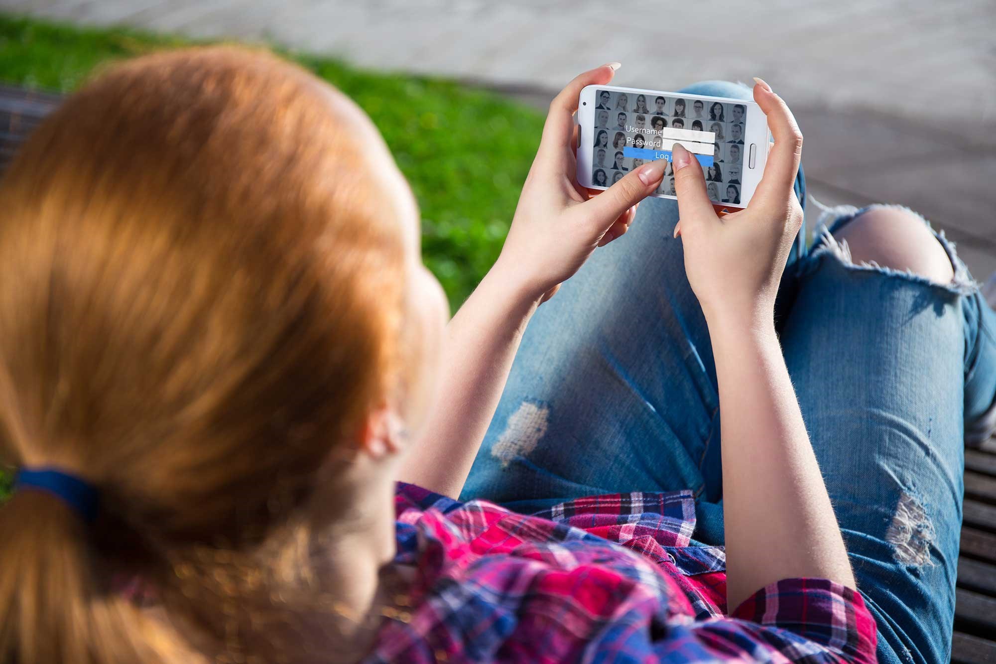 Ung med mobiltelefon