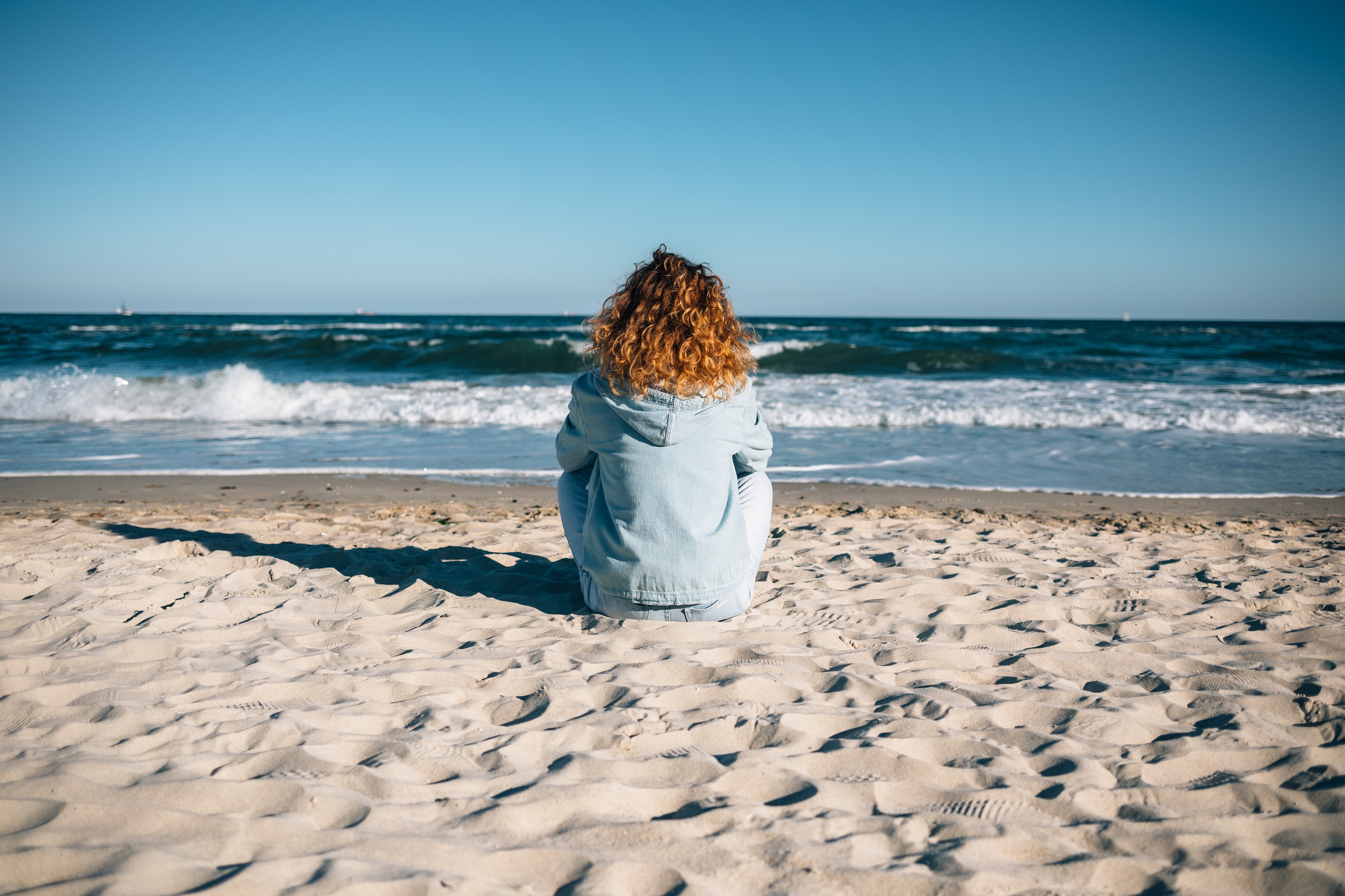 Ung alene på strand
